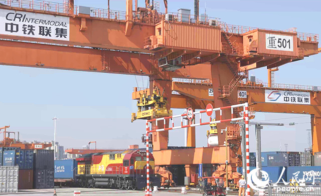 位于重慶國(guó)際物流樞紐園區(qū)的重慶鐵路集裝箱中心站。 人民網(wǎng)記者 劉祎攝