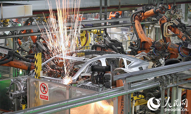 長(zhǎng)安汽車兩江工廠，機(jī)械臂正在工作。人民網(wǎng)記者 劉祎攝