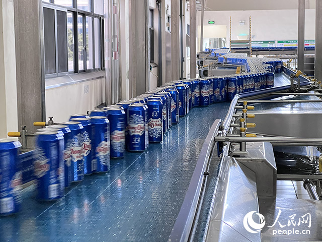 重慶啤酒包裝車間易拉罐生產(chǎn)線。人民網(wǎng)記者 胡虹攝