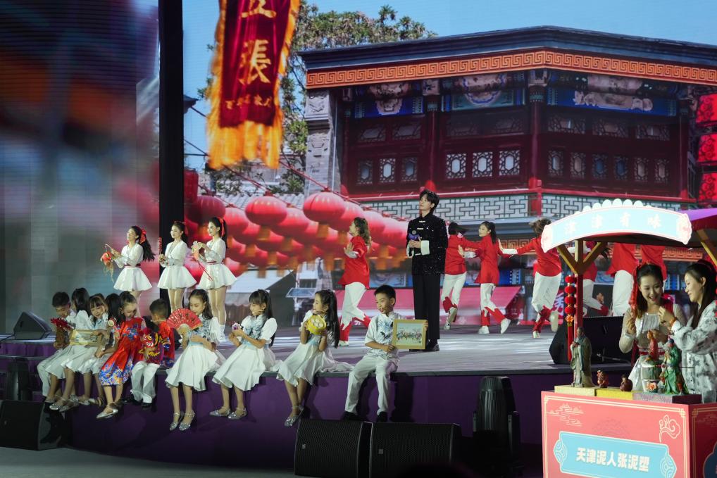 《津門謠》節(jié)目現(xiàn)場(chǎng)。人民網(wǎng)記者 于凱攝