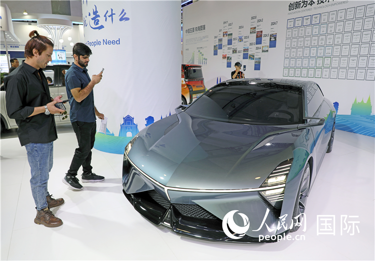 東博會(huì)上，上汽通用五菱展出的一款名為“東盟之光”的新能源概念車吸引參觀者駐足。人民網(wǎng)記者趙益普攝