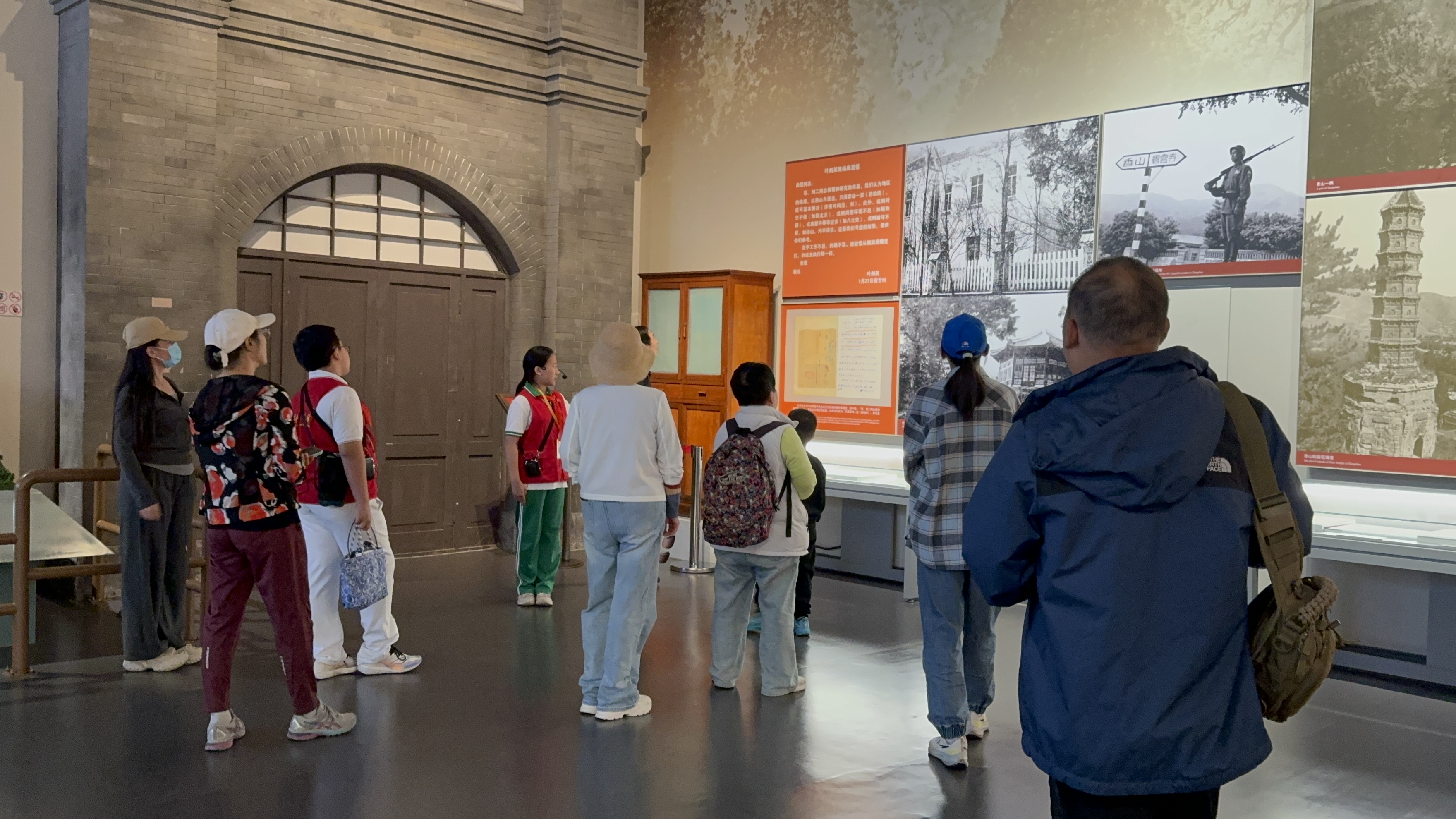 10月4日，北京香山革命紀(jì)念館內(nèi)，一名“紅領(lǐng)巾志愿者”正在為參觀者講解。人民網(wǎng)記者 劉微攝