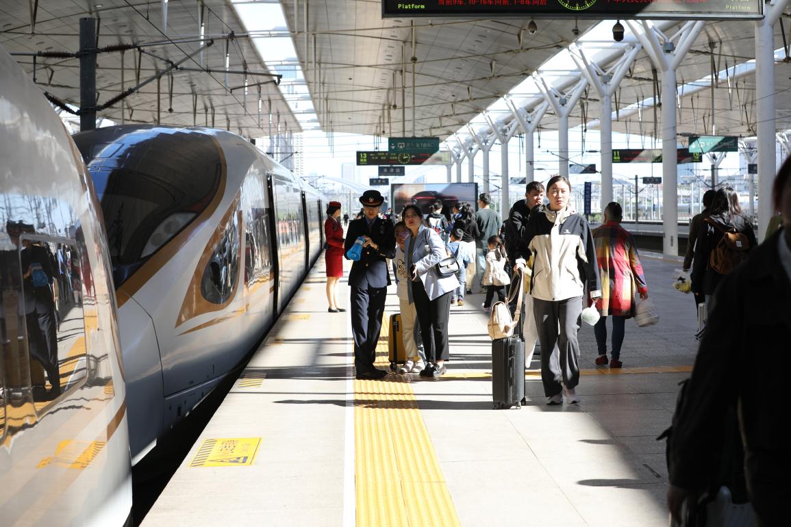 旅客在站臺準備乘車。受訪方供圖