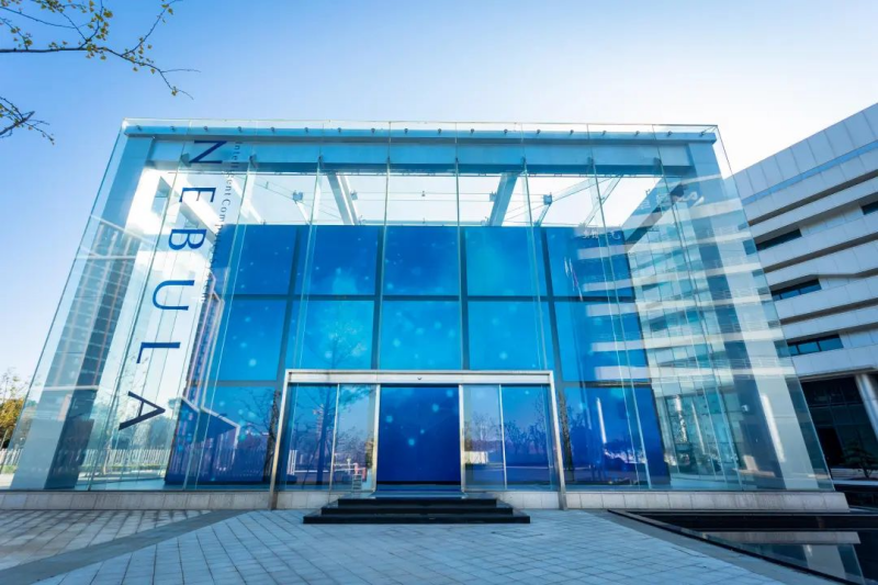 【烏鎮(zhèn)觀潮】加速智慧互聯(lián)，從“枕水烏鎮(zhèn)”駛向“數(shù)字藍(lán)?！? oldsrc=