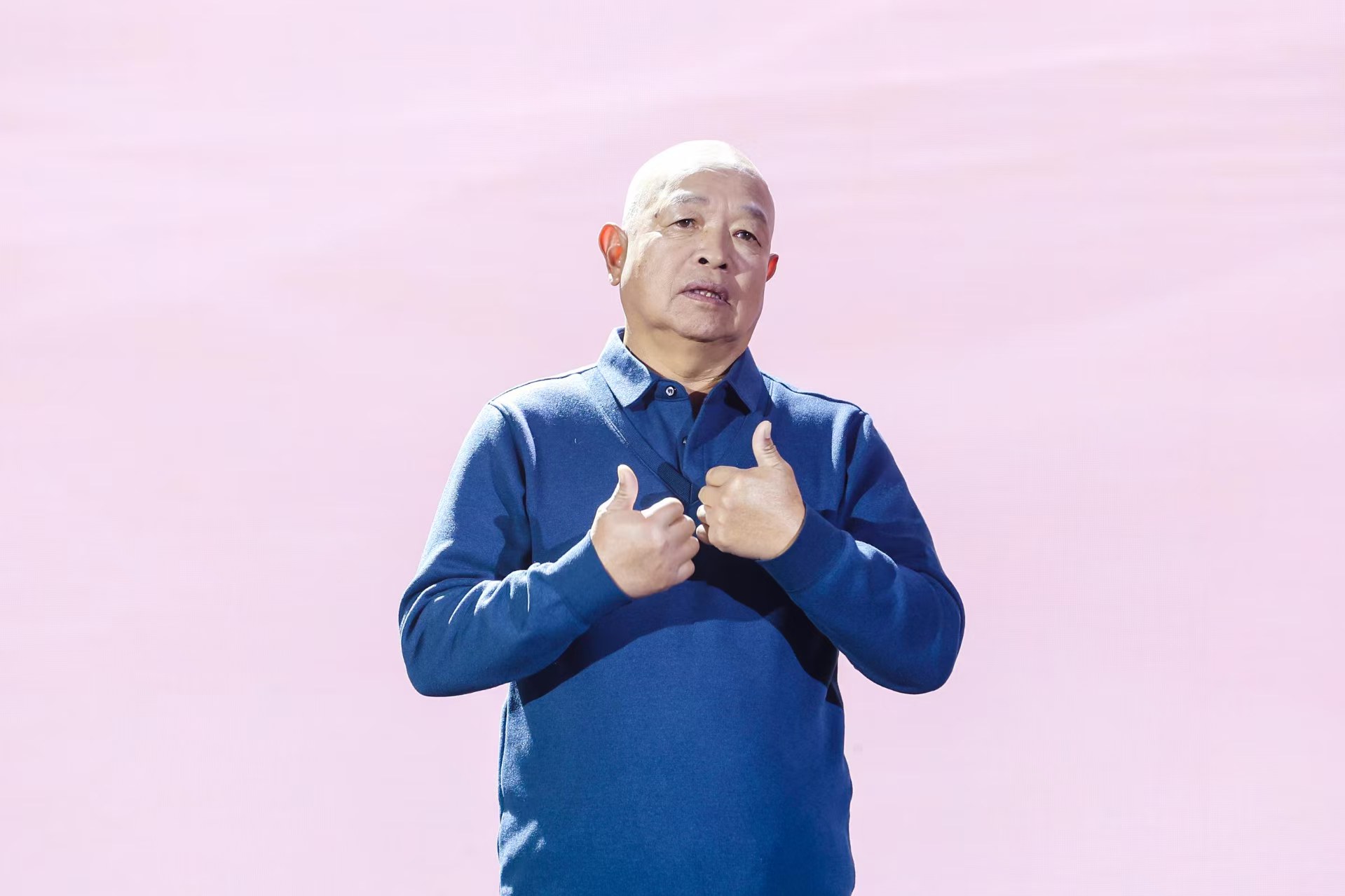 “山東好人”、煙臺(tái)市無聲洗車場經(jīng)理柳興濤。人民視頻供圖。