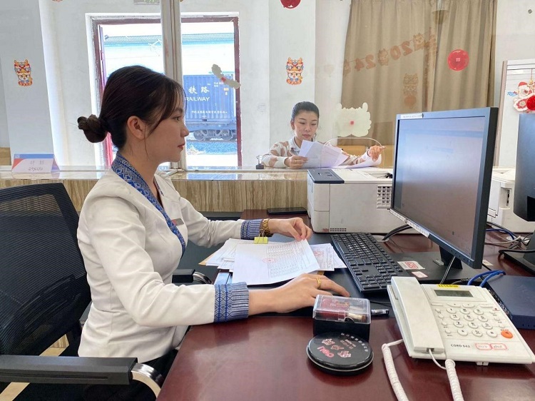 春節(jié)期間，中老鐵路員工堅守崗位，保障鐵路運行安全、暢通。李加勇攝