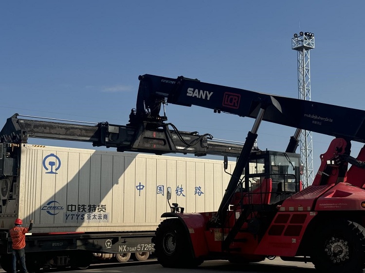 春節(jié)期間，起重機吊裝即將發(fā)運的冷鏈集裝箱。李加勇攝