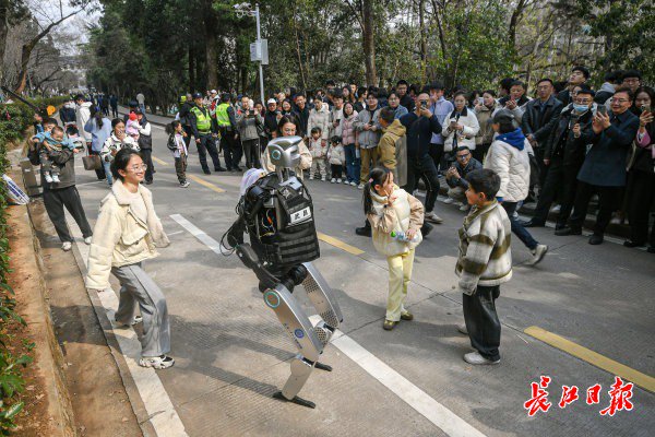 “智警小珞”人形機器人和小朋友們斗舞。長江日報記者史偉 攝