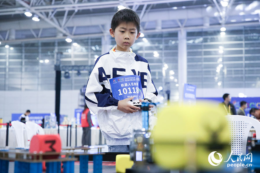 參加2025數(shù)字中國(guó)創(chuàng)新大賽青少年AI機(jī)器人賽道決賽的小選手。人民網(wǎng)記者 焦艷攝