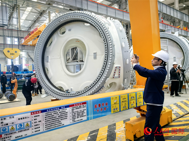 外媒記者參觀位于烏蘭察布察哈爾高新技術(shù)開發(fā)區(qū)的運(yùn)達(dá)風(fēng)電裝備制造廠房。人民網(wǎng) 楊春燕攝