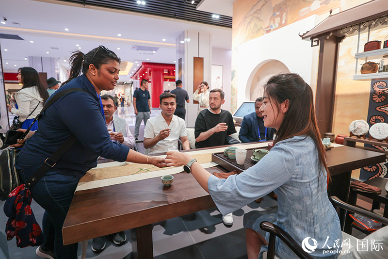 5月25日，外國(guó)媒體人在霍爾果斯國(guó)際邊境合作中心中國(guó)文化館參觀。人民網(wǎng)記者 張武軍攝