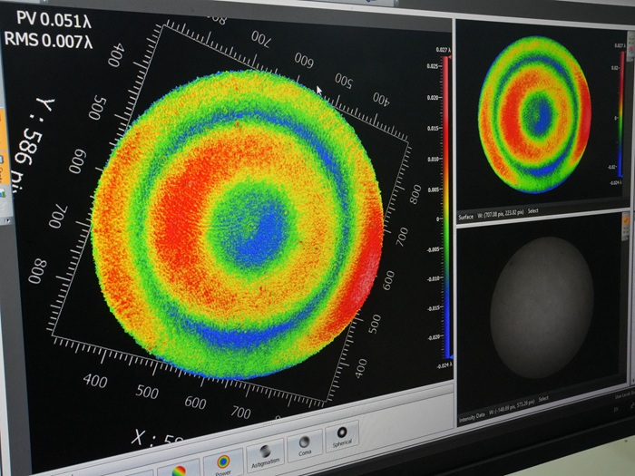 屏幕上清晰顯示著光學(xué)元器件的打磨程度。人民網(wǎng)記者 李洋攝
