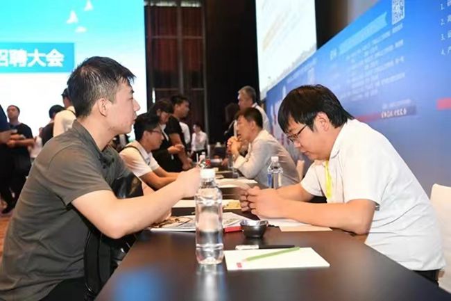 光電產(chǎn)業(yè)人才招聘會。人民網(wǎng)記者 李洋攝