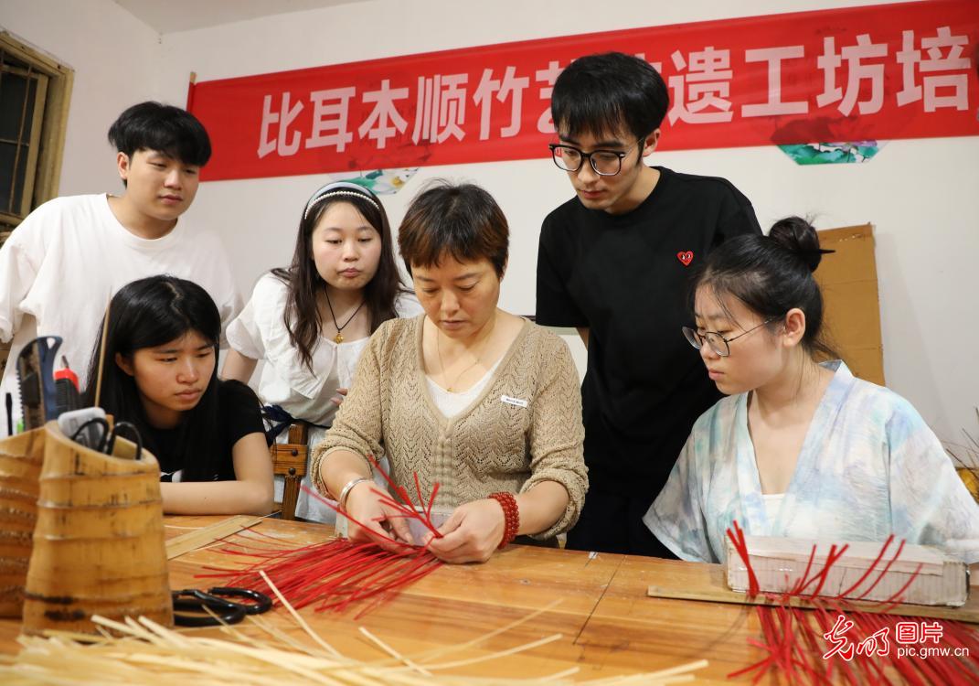 直播助農(nóng)、健康義診、扮靚街巷……青年學(xué)子暑期返鄉(xiāng)服務(wù)桑梓