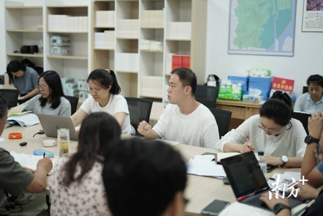 “夜總會(huì)”現(xiàn)場(chǎng)。