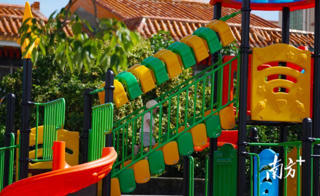 崖口村近年來(lái)也大力發(fā)展村里的基礎(chǔ)設(shè)施建設(shè)，尤其為老人和小孩提供更多的休閑娛樂(lè)場(chǎng)所。