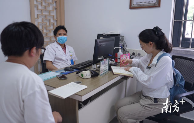 公共服務(wù)調(diào)研組在崖口村衛(wèi)生站調(diào)研。