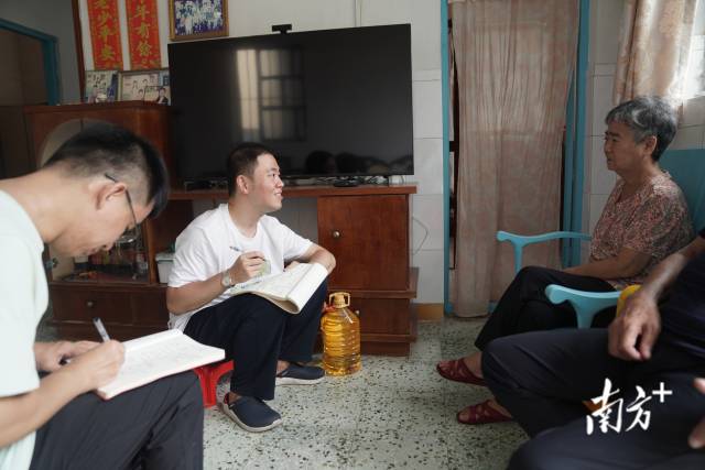 文化組的兩名成員正入戶探訪。