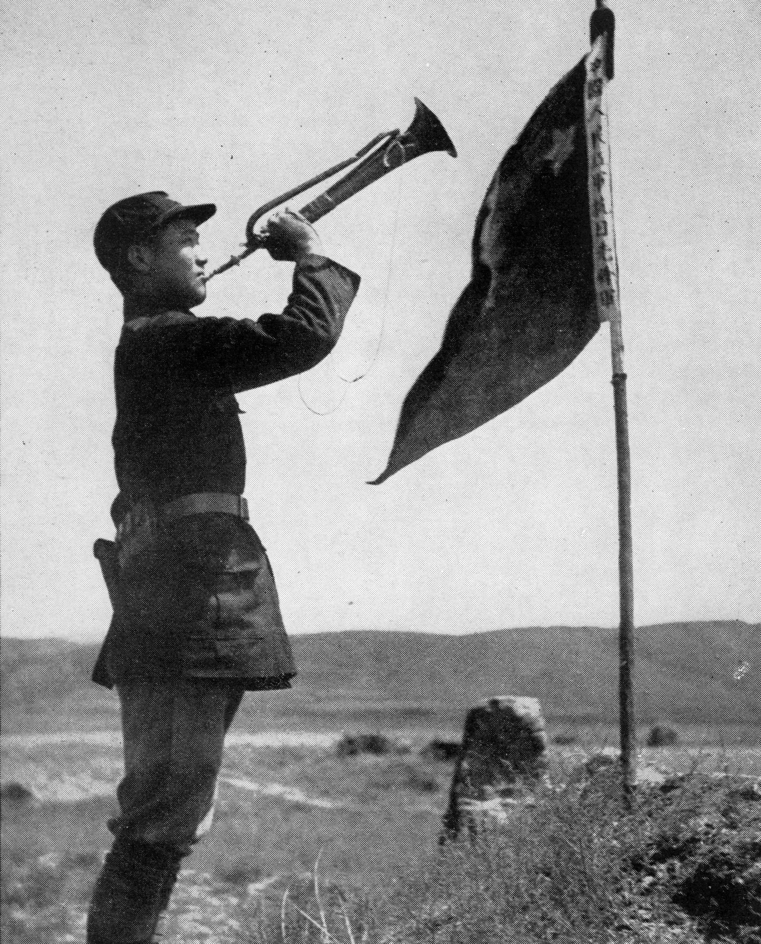 斯諾在預(yù)旺堡拍攝的紅軍司號(hào)員，他身邊的旗子上寫著“中國人民紅軍抗日先鋒隊(duì)”。