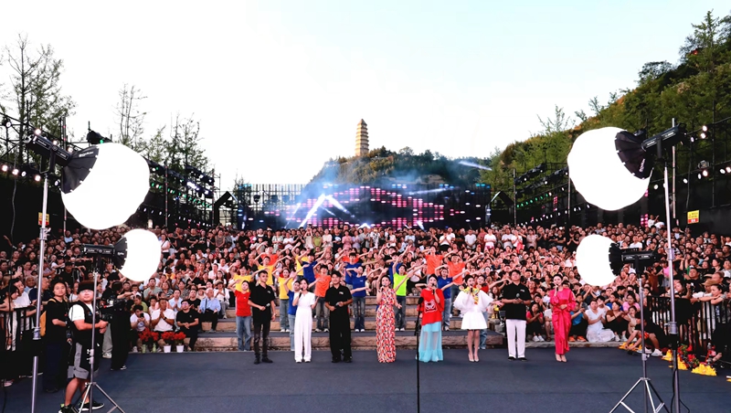 “寶塔山下唱民歌”活動現(xiàn)場盛況。加向前攝