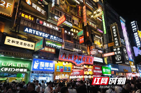“五一”假期五一商圈客流激增，網(wǎng)紅長沙再現(xiàn)頂流效應(yīng)。.jpg