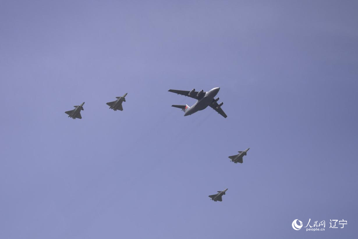 執(zhí)行第十二批在韓中國人民志愿軍烈士遺骸轉(zhuǎn)運任務的運-20進入中國領空后，首次采用“五機編隊”的方式，由4架殲-20伴飛護航，與往年相比護航規(guī)格更高。人民網(wǎng)記者 邱宇哲攝