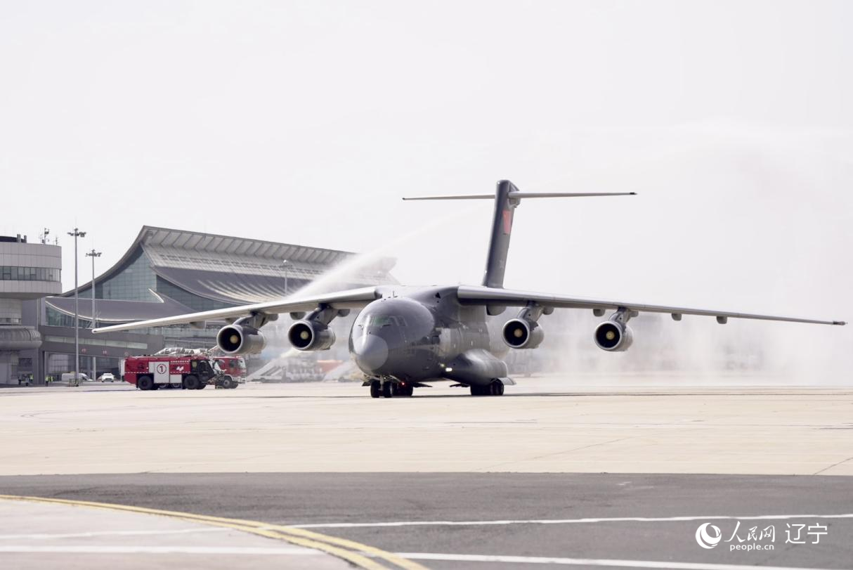 沈陽桃仙國際機場以“過水門”最高禮遇迎接英烈回家。人民網(wǎng)記者 邱宇哲攝