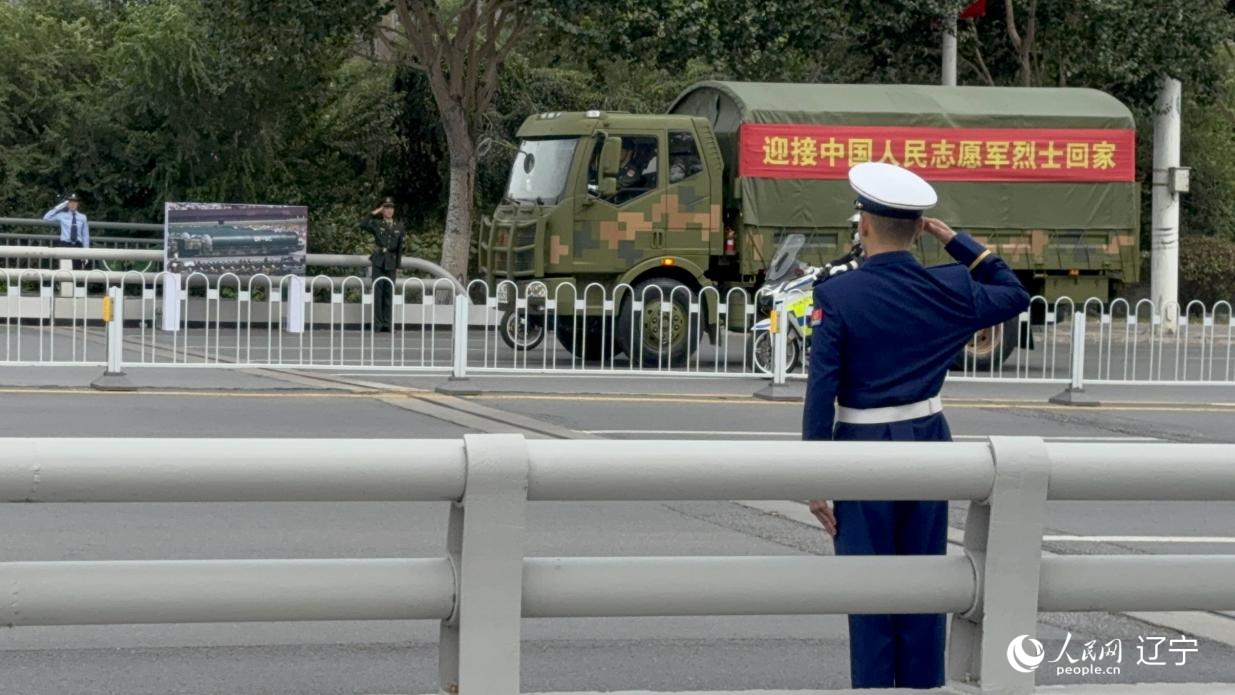 沈陽市渾河橋東側(cè)，擺放著東風—5C導彈的受閱照片。人民網(wǎng)記者 湯龍攝