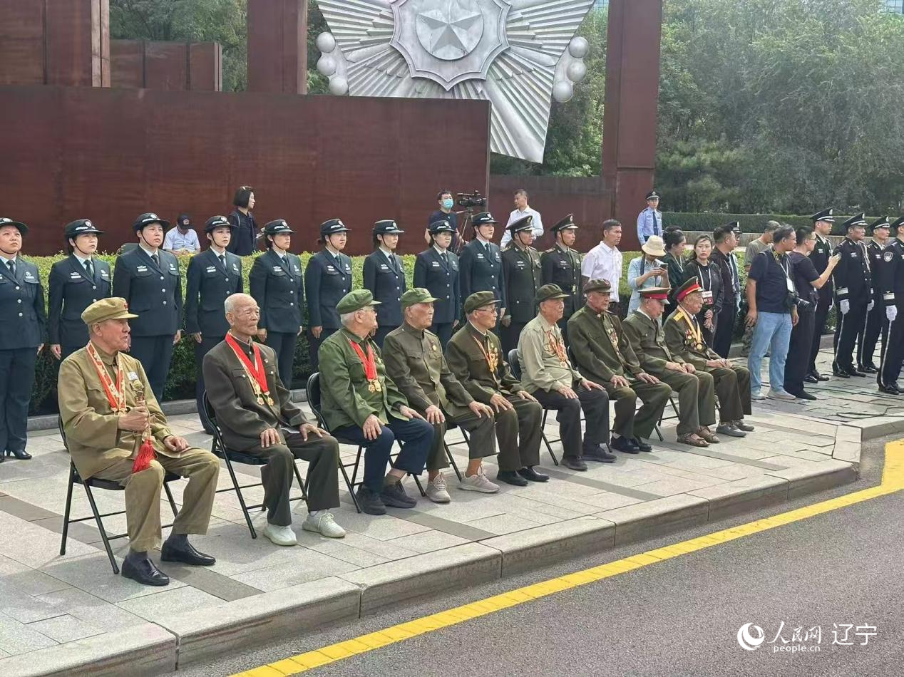 沈陽抗美援朝烈士陵園門前，志愿軍老戰(zhàn)士等候戰(zhàn)友的歸隊。人民網(wǎng)記者 周頌雪攝