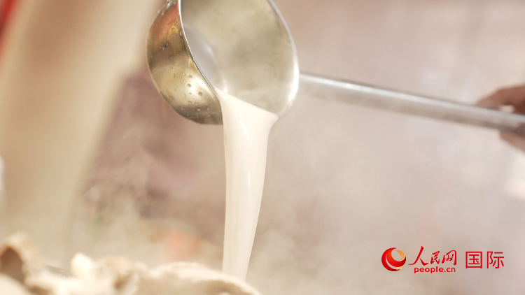 熬制中的徐州羊湯。人民網(wǎng)記者 蘇纓翔攝