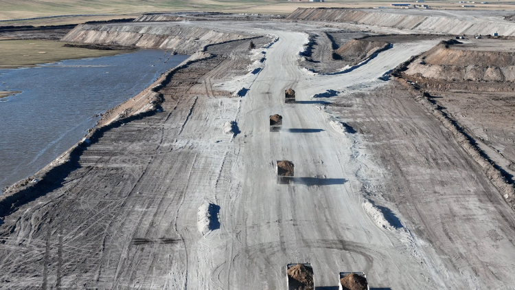 徐工無人電動礦卡行駛在內(nèi)蒙古華能伊敏露天礦區(qū)。受訪對象供圖