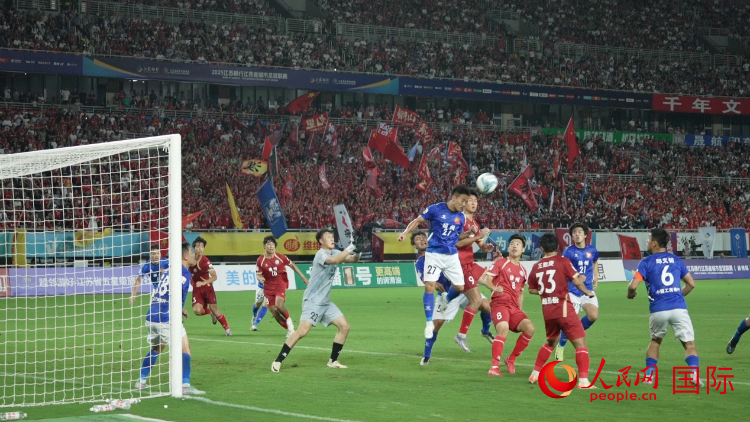 “蘇超”比賽現(xiàn)場。人民網(wǎng)記者 余樂攝