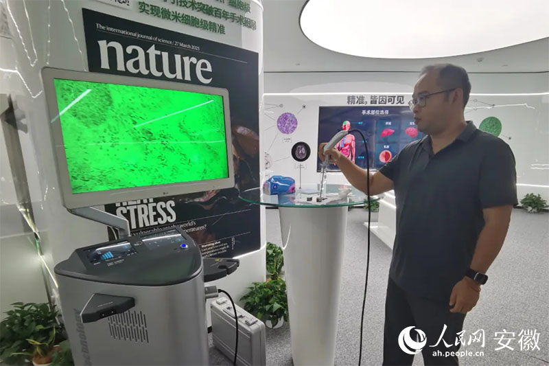 陳廷嘉演示“安刀”使用方法。人民網(wǎng)記者 胡雨松攝