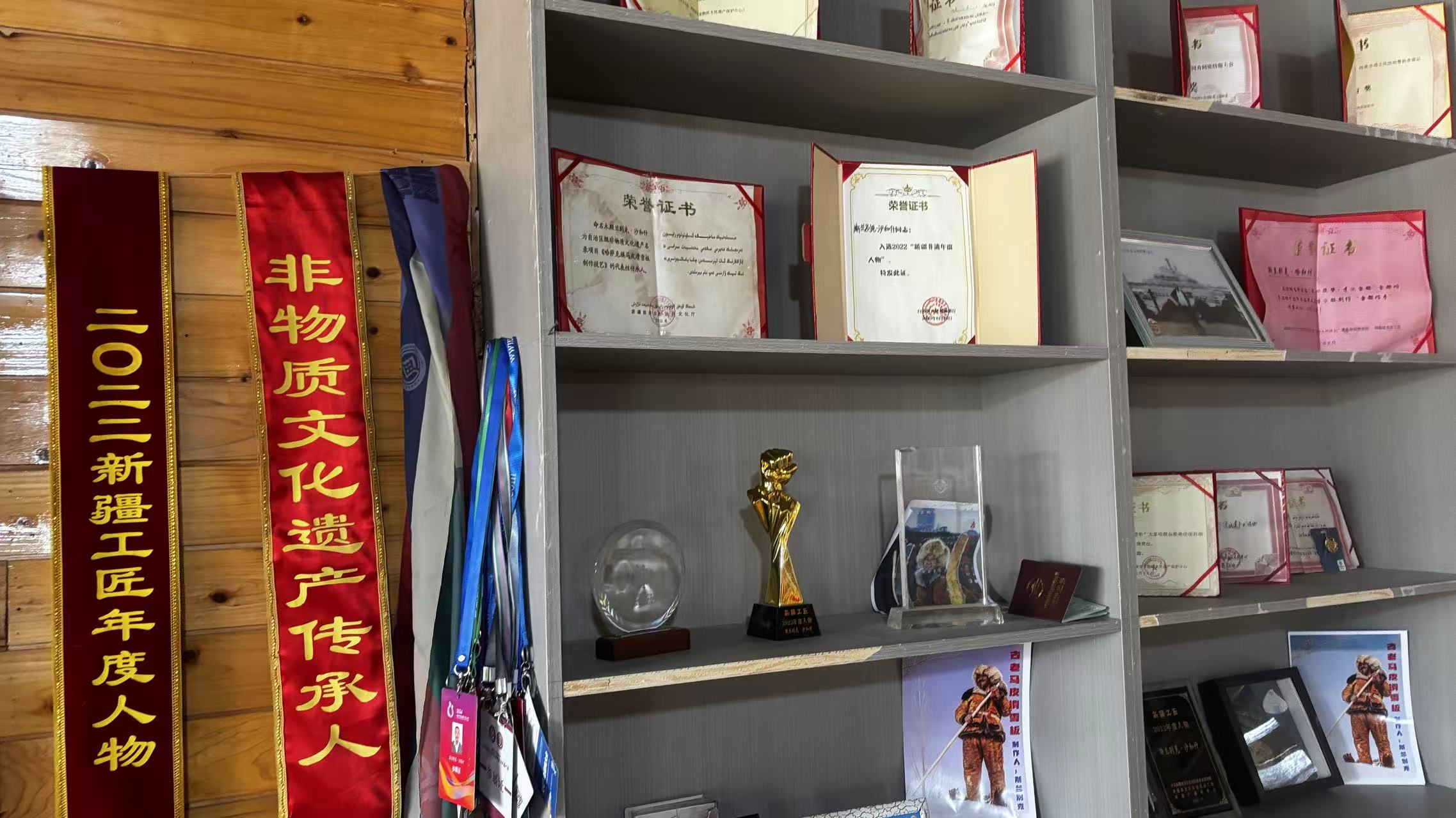 農(nóng)牧民古老毛皮滑雪板制作培訓(xùn)基地榮譽(yù)墻一角。