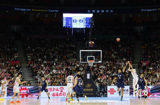 11月12日，十五運(yùn)會(huì)男籃成年組決賽，現(xiàn)場(chǎng)有序而熱烈。張由瓊 攝