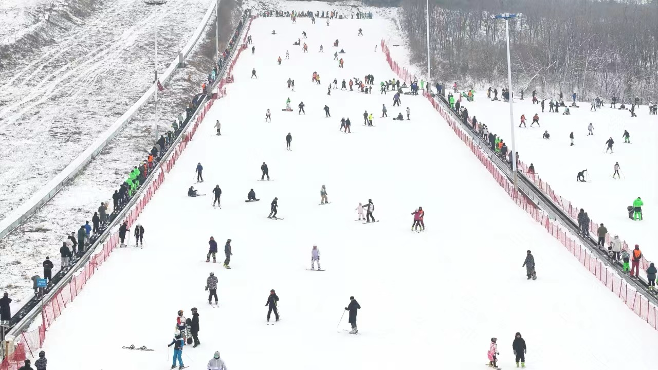 沈陽怪坡國際滑雪場迎來眾多滑雪愛好者。人民網(wǎng)記者 孝媛攝