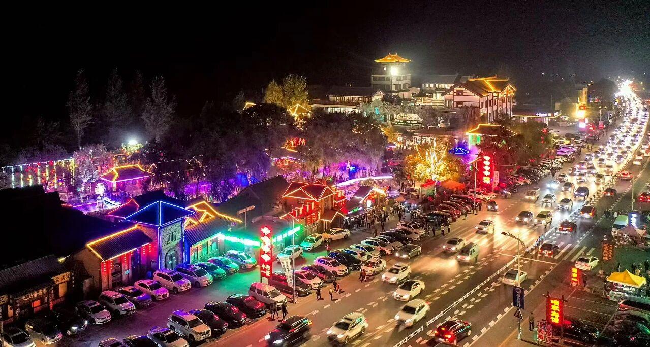 “小市一莊”夜景。受訪者供圖