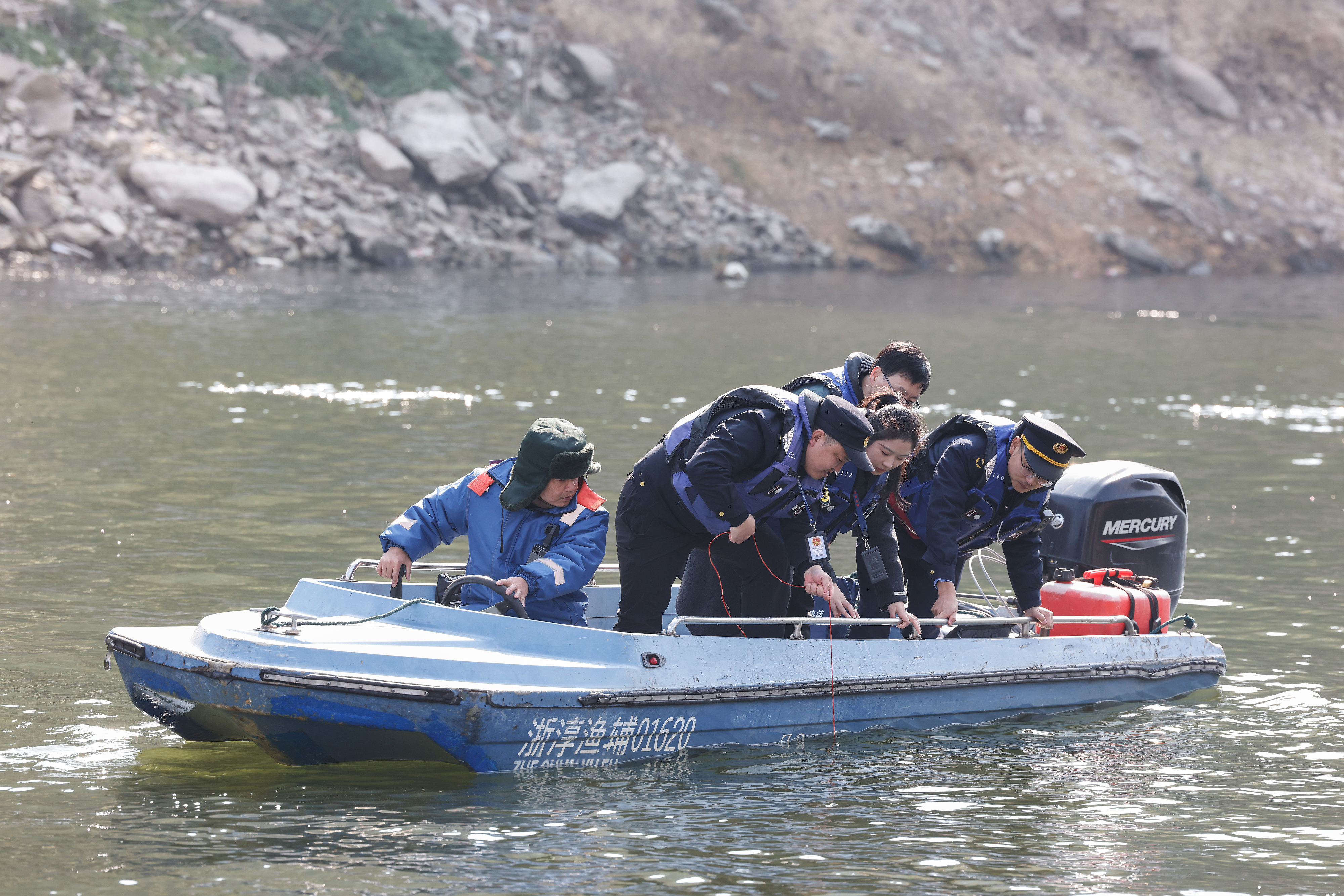 2025年12月4日，浙江杭州淳安縣與安徽黃山歙縣紀(jì)檢監(jiān)察干部及綜合行政執(zhí)法人員對浙皖交界的新安江鳩坑口水域進(jìn)行常態(tài)化巡河，共同保護漁業(yè)資源和水域生態(tài)環(huán)境。