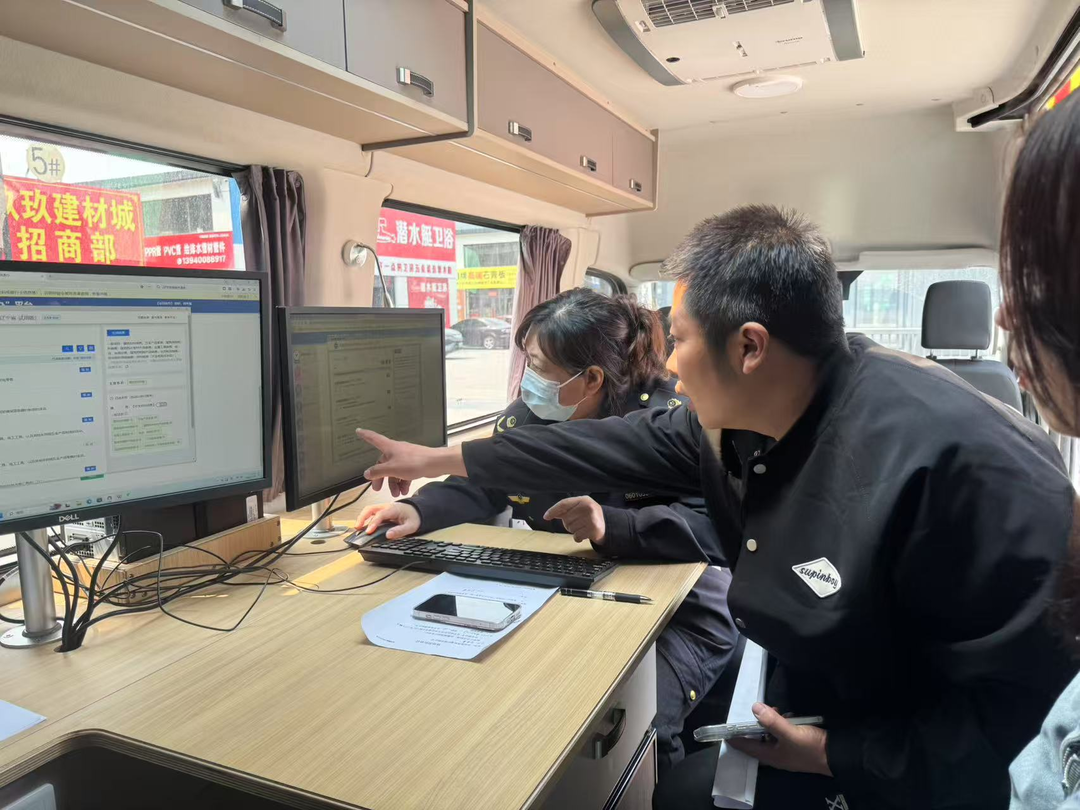 沈陽市大東區(qū)市場監(jiān)督管理局將政務服務窗口“搬”到商戶“家門口”，現(xiàn)場為經(jīng)營主體集中辦理并頒發(fā)營業(yè)執(zhí)照。沈陽市營商局供圖