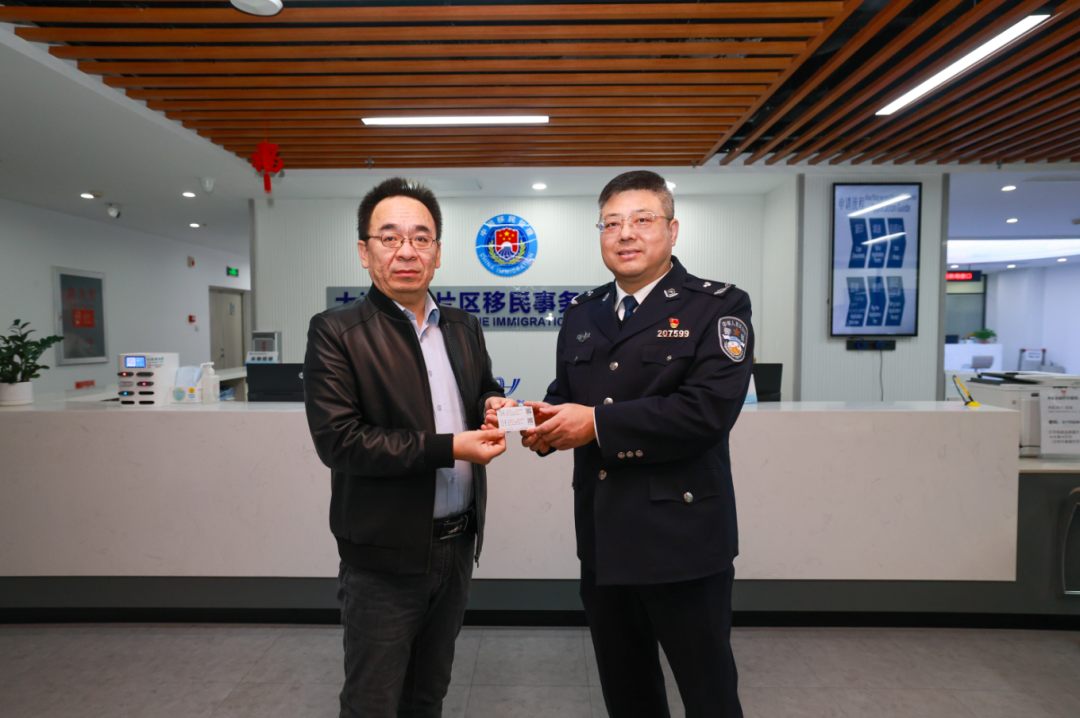 全省首張往來港澳人才簽注落地大連自貿(mào)片區(qū)。遼寧自貿(mào)試驗區(qū)大連片區(qū)供圖