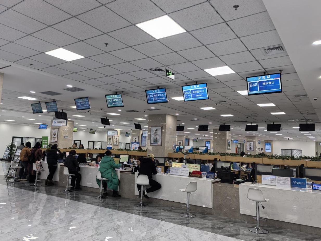 沈陽市蘇家屯區(qū)創(chuàng)新推出全程網(wǎng)辦、網(wǎng)上申辦+材料郵寄等多元辦理模式，打破傳統(tǒng)政務服務的時空限制。蘇家屯區(qū)委宣傳部供圖