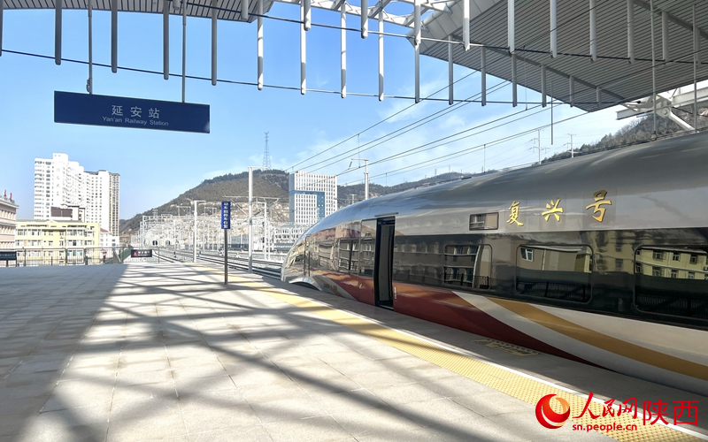 2025年12月26日，C9312次復(fù)興號(hào)列車抵達(dá)延安站。人民網(wǎng)記者 鄧楠攝