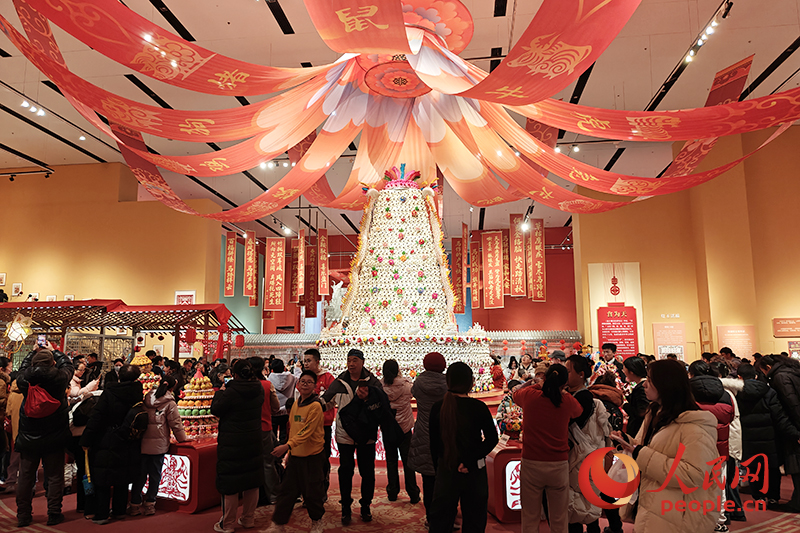觀眾在中國非物質(zhì)文化遺產(chǎn)館參觀展覽。人民網(wǎng)記者 韋衍行攝