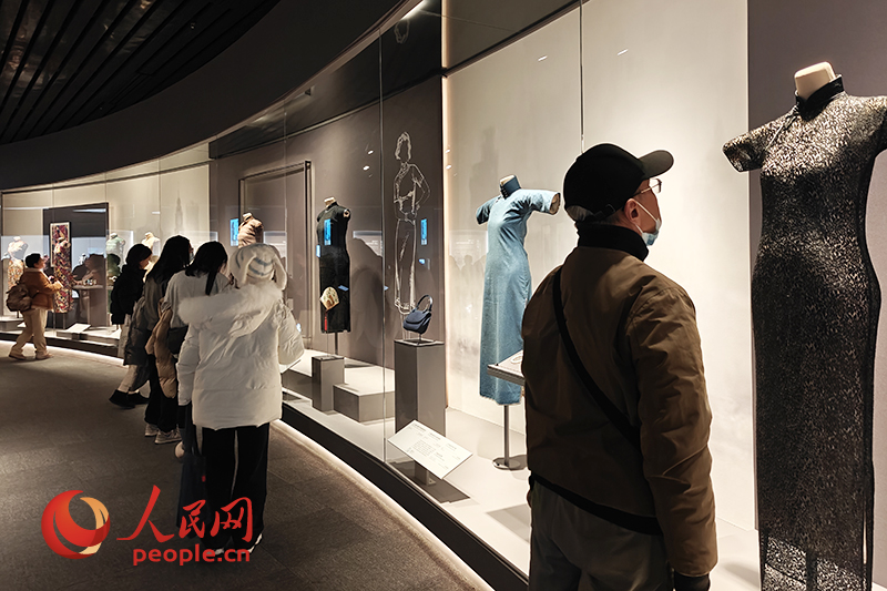 觀眾在上海博物館參觀展覽。人民網(wǎng)記者 韋衍行攝