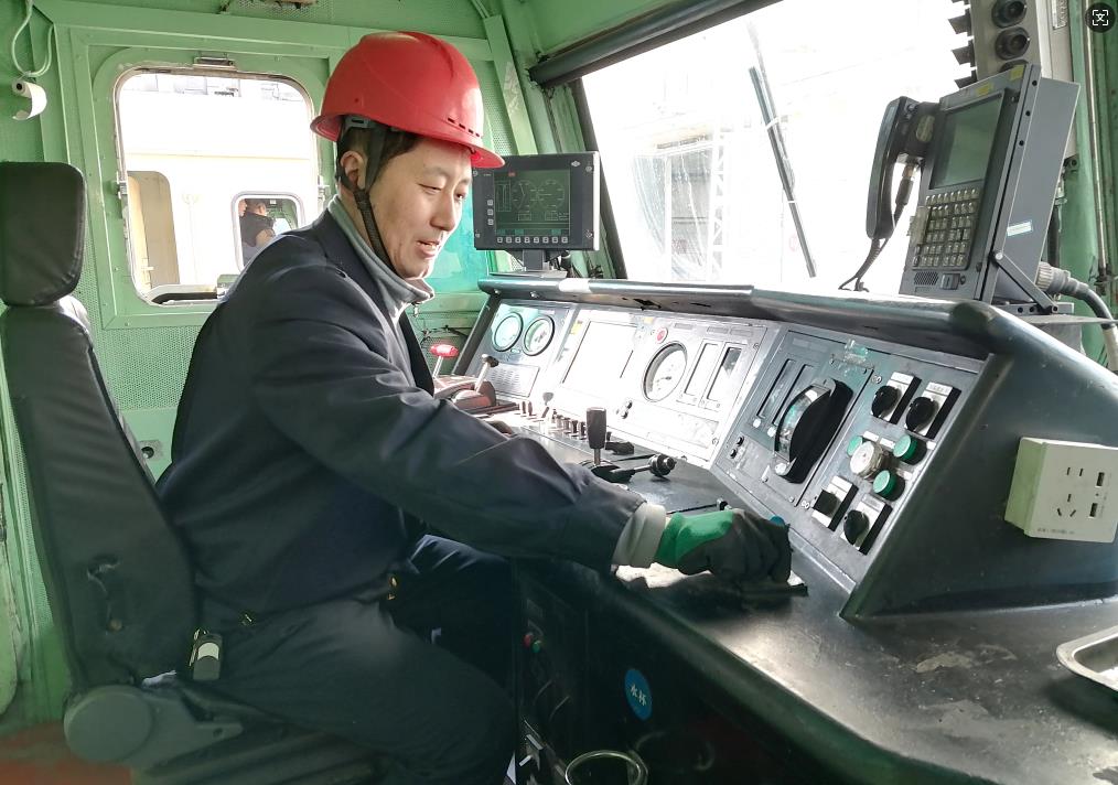 韓文盛正在檢查司機(jī)室操作臺。張秋生 攝