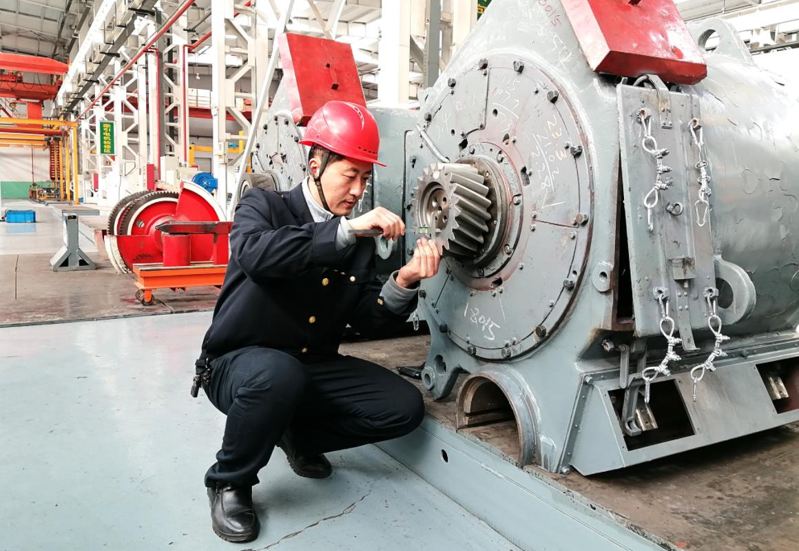 韓文盛用深度尺測量牽引電機(jī)主動齒輪裝入量。