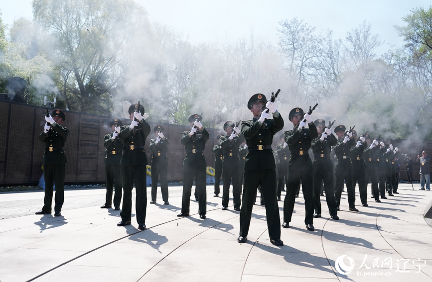 第十三批在韓中國人民志愿軍烈士安葬儀式現(xiàn)場。人民網(wǎng)記者 邱宇哲攝
