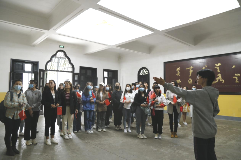 2021年5月20日，在喜迎中國(guó)共產(chǎn)黨建黨100周年之際，我校開(kāi)展了少數(shù)民族學(xué)生“學(xué)黨史、感恩黨、跟黨走”紅色研學(xué)活動(dòng)。