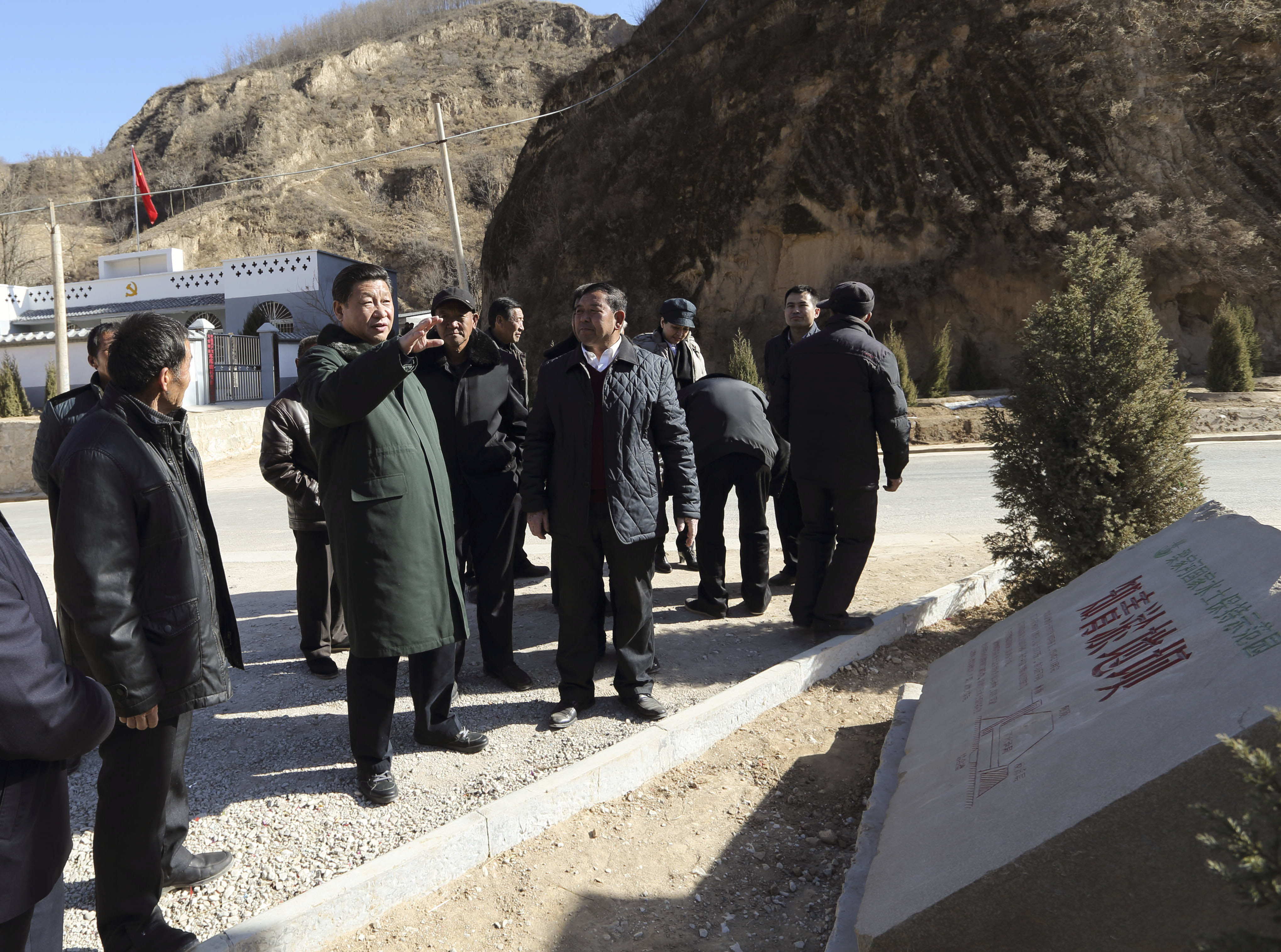 2015年春節(jié)前夕，習(xí)近平來到陜西考察調(diào)研，第一站便來到延安市延川縣梁家河村。新華社 發(fā)