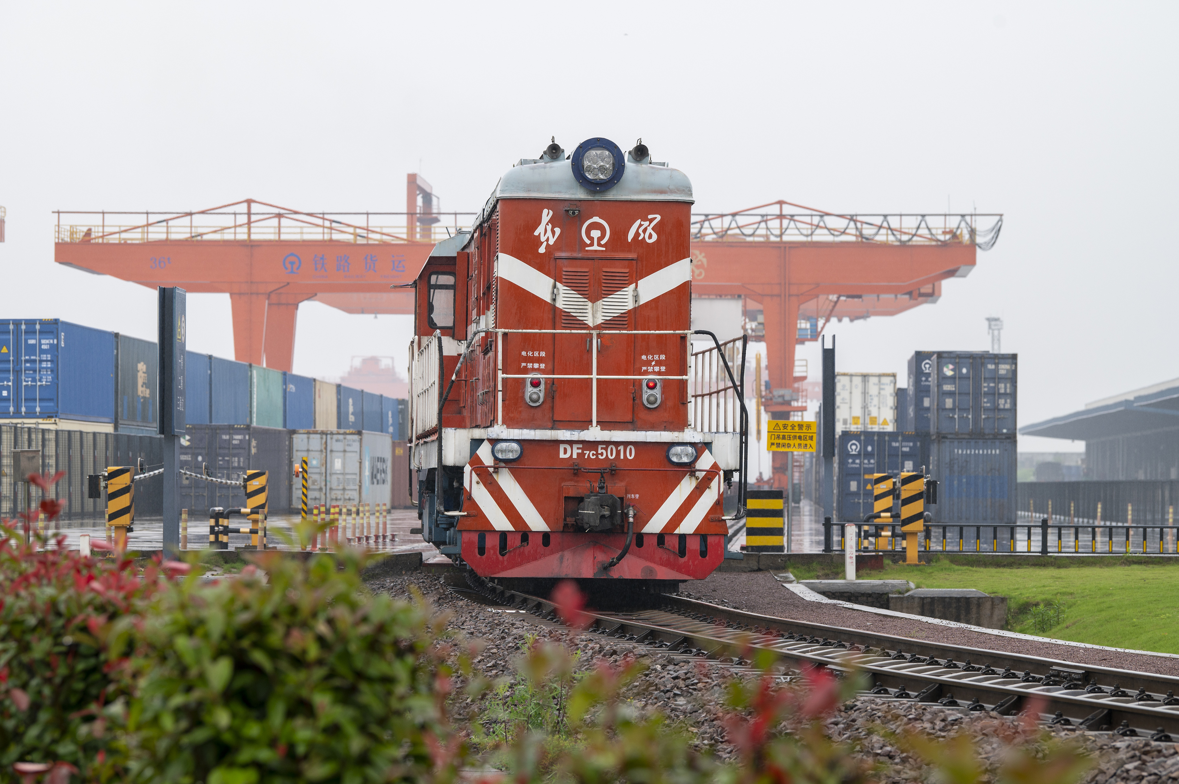 2024年5月5日，“五一”假期最后一天。在浙江省金華市金東區(qū)鐵路金華南站，一列滿載110標(biāo)箱的中歐班列緩緩啟程駛往匈牙利。